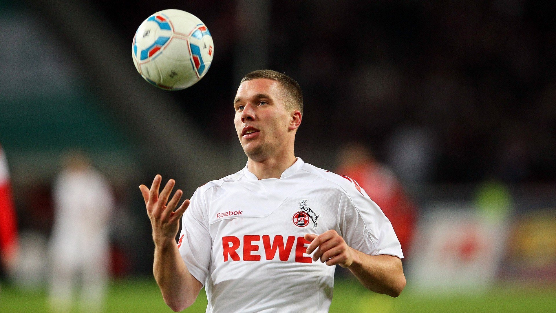 _极光滑雪与光影秀：冬日奇观激荡心灵_，极光和滑雪总有一个要有的吧